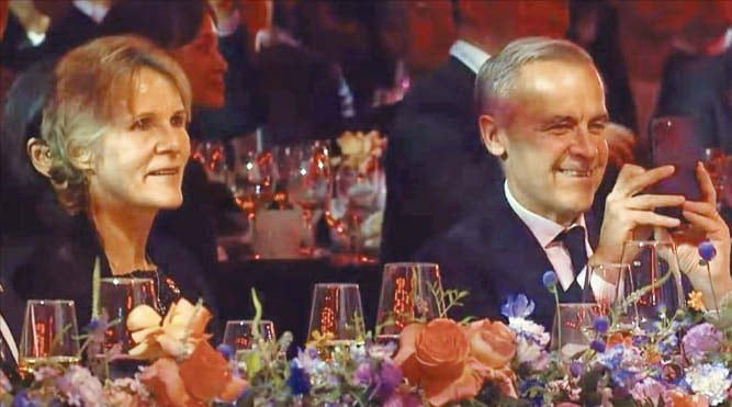 유튜브 ‘APEC 2025 KOREA’캐나다 총리도 GD는 못 참지  마크 카니(오른쪽) 캐나다 총리가 지난 31일 APEC 정상회의 환영 만찬 무대에 오른 가수 지드래곤의 공연을 휴대전화 카메라로 촬영하고 있다.