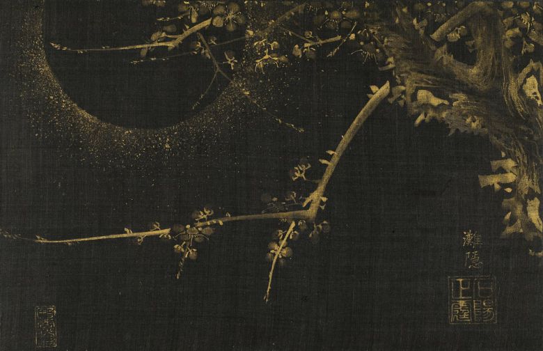 이정, ‘월매(月梅)'. 조선 1594, 검은 비단에 금니. 보물로 지정된 ‘삼청첩’ 중 한 그림으로, 둥글게 뜬 달을 배경으로 꽃이 핀 매화 줄기를 그렸다. /간송미술문화재단