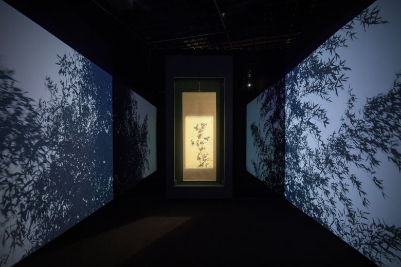 이정의 '풍죽'이 영상과 함께 전시된 2부 전시실 전경. /간송미술문화재단