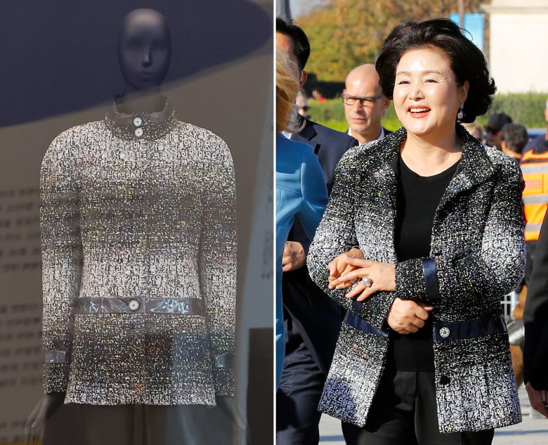 문재인 대통령 2018년 프랑스 국빈방문 당시 김정숙 여사가 입었던 샤넬 한글 재킷이 지난 2022년 3월  영종도 인천국제공항 제1여객터미널에 전시돼 있다(왼쪽 사진). 오른쪽 사진은 지난 2018년 10월 15일 김정숙 여사가 에마뉘엘 마크롱 대통령의 부인인 브리지트 마크롱 여사와 프랑스 파리 루브르 박물관으로 입장하고 있는 모습.  / 연합뉴스