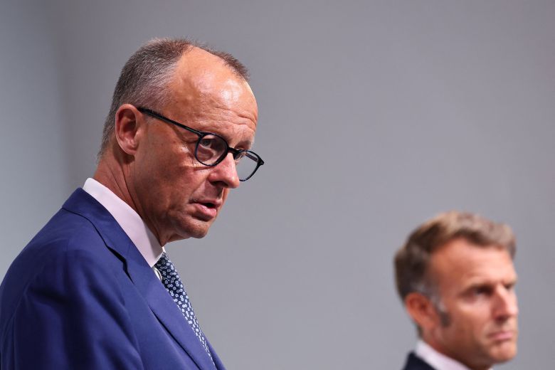 프랑스 대통령 에마뉘엘 마크롱(오른쪽)과 독일 총리 프리드리히 메르츠가 2025년 8월 29일 프랑스 툴롱에서 열린 프랑스-독일 내각 회의와 프랑스-독일 국방안보이사회(CFADS) 회의 일환으로 공동 기자회견에 참석하고 있다. /연합뉴스