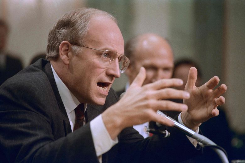 1989년 3월 14일 미 국방장관 지명자 딕 체니가 상원 군사위원회 인사청문회에 출석해 증언하고 있다./AFP 연합뉴스