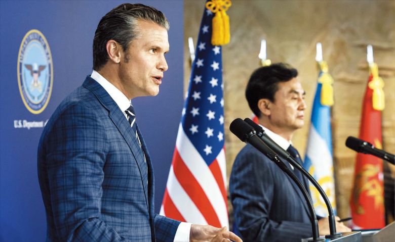 사진공동취재단안규백(오른쪽) 국방부 장관과 피트 헤그세스 미국 전쟁부(국방부) 장관이 4일 서울 용산 국방부 청사에서 열린 제57차 한미안보협의회의(SCM)를 마친 뒤 공동 기자회견에서 취재진 질문에 답하고 있다. 한미 양국은 이날 SCM에서 전시작전통제권 전환, 원자력 추진 잠수함 도입, 동맹 현대화 등 현안을 논의했다.