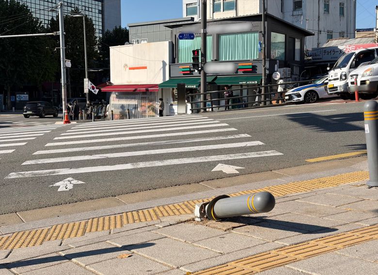 음주운전 차량이 인도로 돌진해 일본인 모녀 중 어머니가 숨진 가운데 3일 서울 종로구 동대문역 사거리의 차도와 인도 사이에 세워진 볼라드가 충격으로 휘어져 있다. /연합뉴스