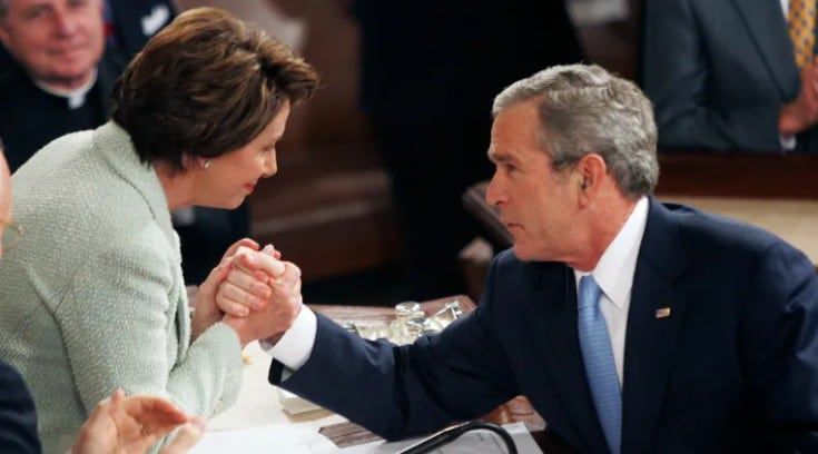 2007년 조지 W. 부시 대통령(오른쪽)의 의회 국정연설 당시 부시와 낸시 펠로시 연방 하원의장이 악수를 하고 있다. /AP 연합뉴스