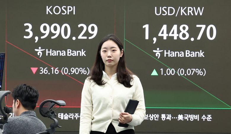 7일 서울 중구 하나은행 본점 딜링룸 전광판에 개장 시황이 나오고 있다. /뉴스1