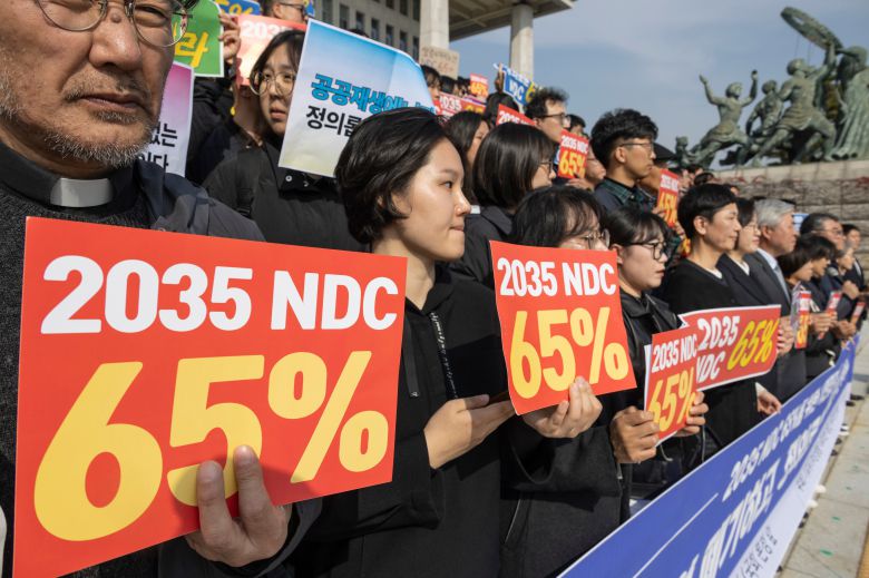 정부가 2035년 국가 온실가스 감축목표(2035 NDC)를 발표한 6일 국회에서 민간단체 기후위기비상행동이 정부의 중장기 탄소 감축률 65% 수준 설정을 촉구하고 있다./연합뉴스