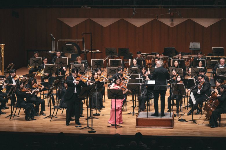 6일 예술의전당에서 막스 브루흐의 이중협주곡을 연주한 SIMF 오케스트라와 비올리스트 김상진(왼쪽)·바이올리니스트 송지원·지휘자 키릴 카라비츠. /SIMF 오케스트라