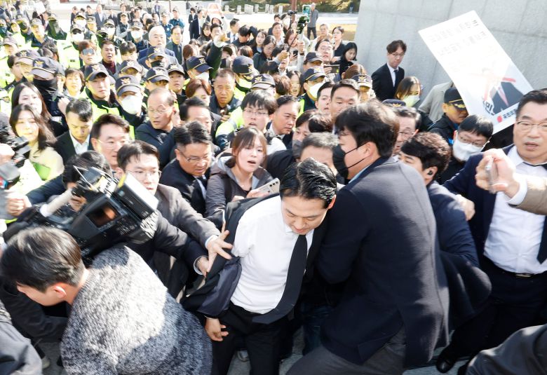 장동혁 국민의힘 대표가 6일 광주를 찾아 국립 5·18민주묘지를 참배하기 위해 들어서자 광주전남촛불행동 회원들이 몸싸움을 하며 막아서고 있다./뉴스1