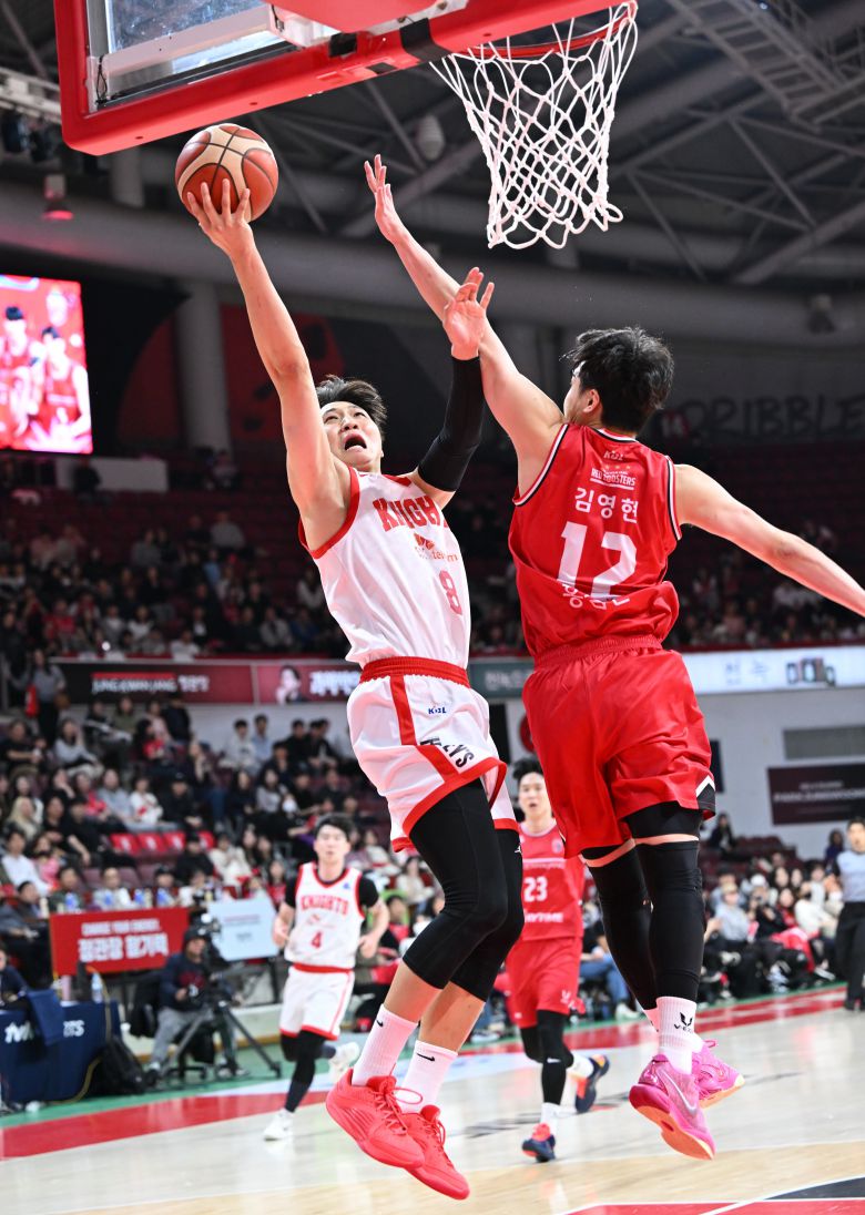 서울 SK의 안영준(왼쪽)이 7일 안양 정관장과의 프로농구 원정 경기에서 골밑 슛을 시도하고 있다. 지난 시즌 MVP(최우수선수)였던 안영준은 지난달 13일 이후 종아리 부상으로 결장했으나 이날 복귀해 21점을 넣었다. /KBL