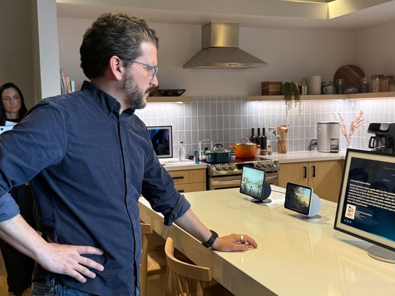 5일(현지 시각) 미 워싱턴주 시애틀 아마존 본사에 있는 '스마트 홈 랩'에서 대니얼 라우시 아마존 알렉사·에코 부문 부사장이 '알렉사+'와 대화하고 있다. /강다은 특파원