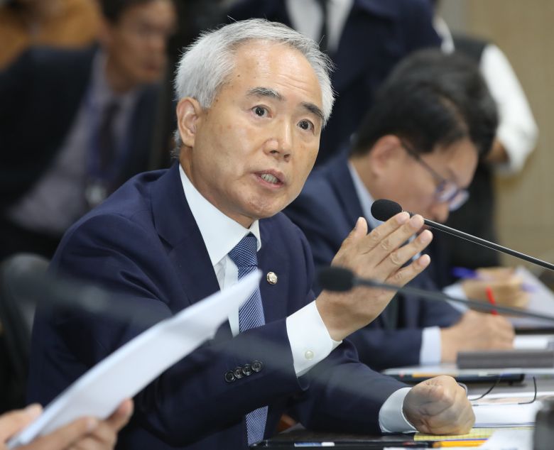 양부남 더불어민주당 의원이 28일 경남 창원 의창구 경남도청에서 열린 국회 행정안전위원회의 경남도청에 대한 국정감사에서 질의하고 있다./뉴스1