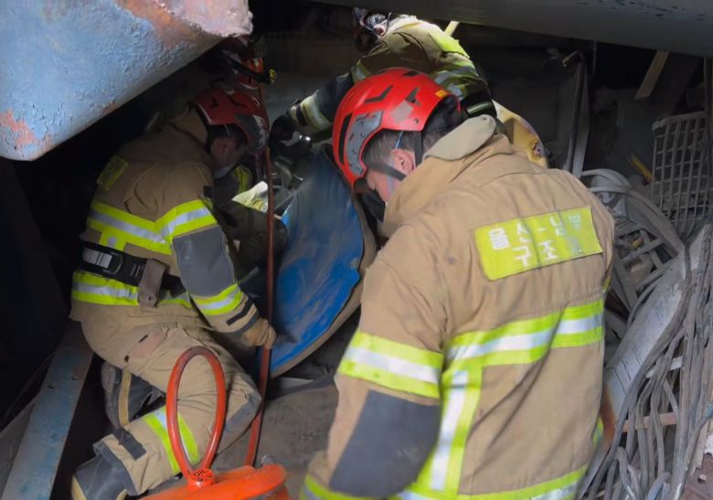 지난 7일 오전 보일러타워 붕괴 사고가 난 울산 남구 남화동 소재 한국동서발전 울산발전본부 울산화력발전소에서 소방대원들이 매몰자를 구조하고 있다. /울산소방본부