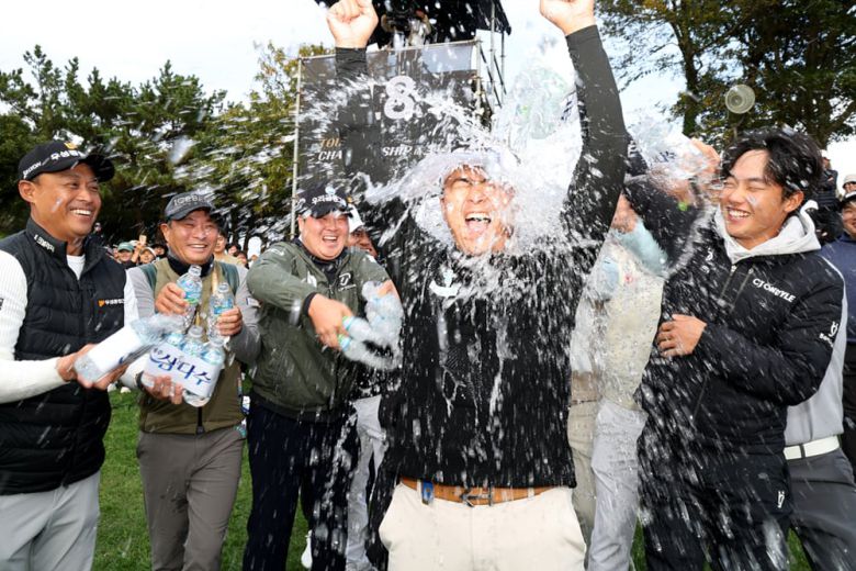 박상현이 9일 제주 테디밸리 골프앤리조트에서 KPGA 투어 챔피언십 우승을 확정한 뒤 축하 물 세례를 받고 있다./KPGA