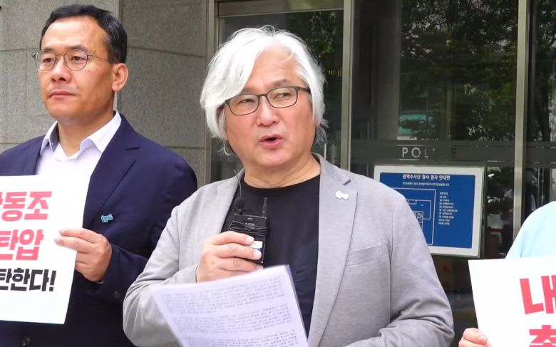 지난 5월 김민웅 촛불행동 상임대표가 서울 마포구 서울경찰청 광역수사단 건물 앞에서 기자회견을 진행하고 있다. /뉴스1(촛불행동tv 영상 갈무리)