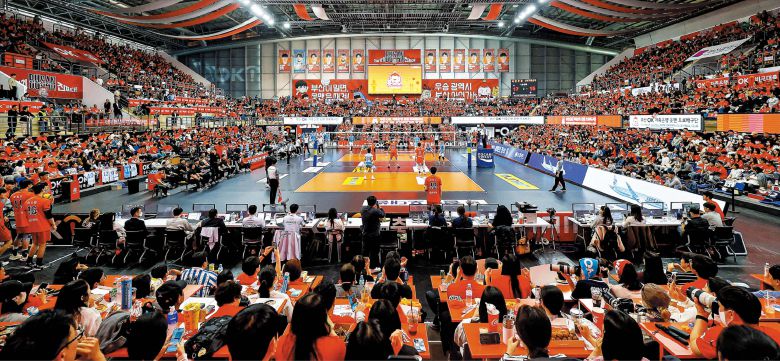 시즌 개막 전 부산으로 연고지를 옮긴 OK저축은행이 9일 부산 강서체육관에서 2025-2026 V리그 첫 홈경기를 치렀다. 부산에서 처음 열린 프로배구 경기를 보기 위해 경기장에 4270명의 만원 관중이 들어찼다. 원정팀 대한항공이 3대1로 승리했다./OK저축은행