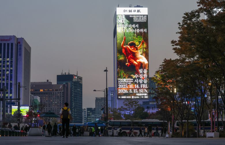 지난 4일 오후 서울 광화문 코리아나호텔 대형 전광판에 '빛을 수집한 사람들' 전시 광고가 재생되고 있다. /박성원 기자