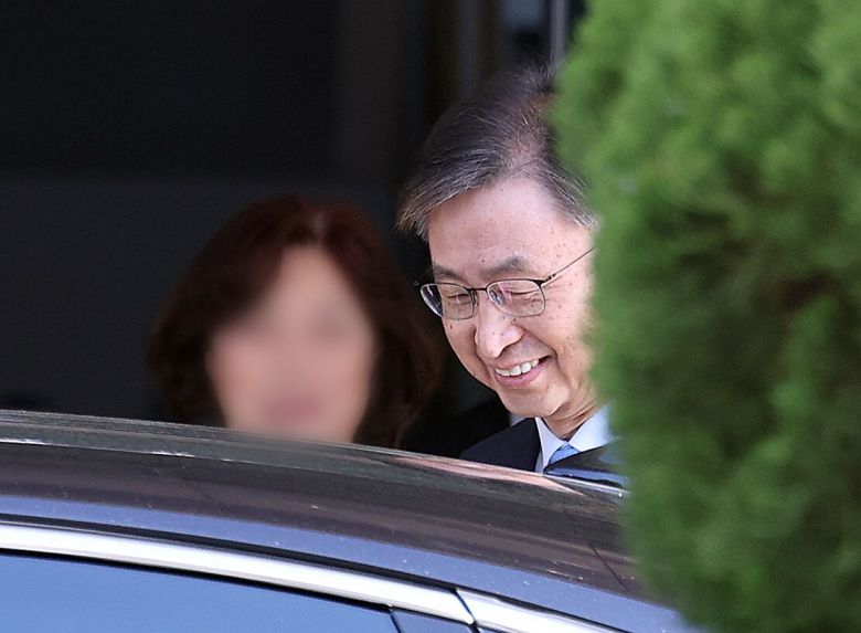 최재해 감사원장이 11일 오전 퇴임식을 마치고 서울 종로구 감사원을 나서고 있다. /뉴스1