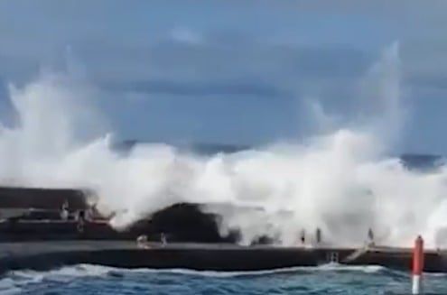 테네리페 섬 북부 해변 덮친 대형 파도./더선 캡처