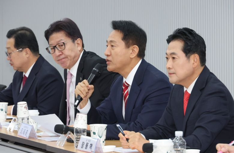 발언하는 오세훈 시장    (서울=연합뉴스) 김주성 기자 = 오세훈 서울시장이 12일 서울 여의도 당사에서 열린 '지방선거총괄기획단-시도 광역단체장 연석회의'에서 발언하고 있다. 오른쪽은 국민의힘 장동혁 대표. 2025.11.12    utzza@yna.co.kr/2025-11-12 08:21:37/<저작권자 ⓒ 1980-2025 ㈜연합뉴스. 무단 전재 재배포 금지, AI 학습 및 활용 금지>