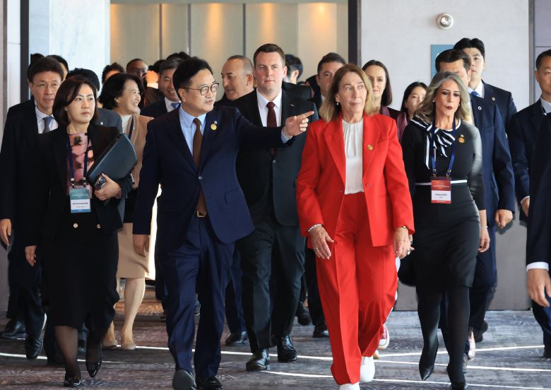 믹타 국회의장회의, 입장하는 우원식 국회의장    (서울=연합뉴스) 최재구 기자 = 우원식 국회의장이 12일 서울 그랜드&비스타 워커힐 호텔에서 열린 제11차 믹타(MIKTA) 국회의장회의 개회식에서 각국 참석자들과 입장하고 있다. 믹타는 멕시코, 인도네시아, 한국, 터키, 호주의 영문명 첫 글자를 순서대로 조합한 것으로, 한국 주도로 2013년 9월 결성됐다. 2025.11.12    jjaeck9@yna.co.kr/2025-11-12 11:47:15/<저작권자 ⓒ 1980-2025 ㈜연합뉴스. 무단 전재 재배포 금지, AI 학습 및 활용 금지>