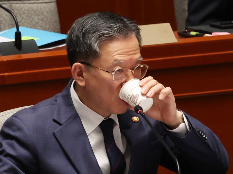 정성호 법무부 장관이 12일 서울 여의도 국회에서 열린 예산결산특별위원회 전체회의에 출석해 목을 축이고 있다. /뉴스1