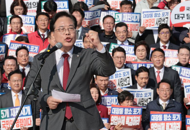 국민의힘 송언석 원내대표가 12일 서울 여의도 국회의사당 본관 앞 중앙계단에서 열린 '대장동 일당 7400억 국고 환수 및 검찰 항소포기 외압 규탄대회'에서 발언을 하고 있다. /남강호 기자