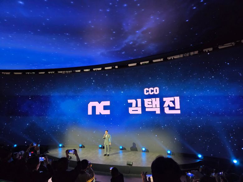 김택진 엔씨소프트 CCO가 13일 부산 벡스코에서 열린 지스타의 '엔씨소프트 오프닝 세션'에서 발언하고 있다./최아리 기자