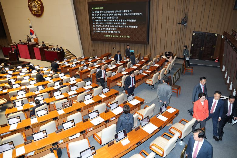 13일 서울 여의도 국회에서 열린 제429회국회(정기회) 12차 본회의에서 국민의힘 의원들이 김윤덕 국토교통부 장관의 본회의 불참 등에 대해 항의하다 퇴장하고 있다./뉴스1