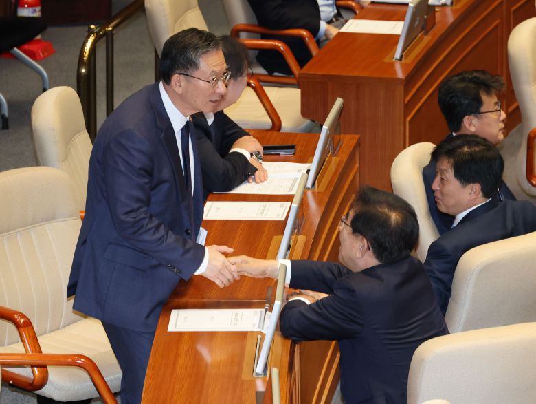 13일 국회 본회의에서 국토교통위원회 소관 법안 처리를 앞두고 국민의힘 의원들이 김윤덕 국토교통부 장관의 회의 불참을 문제 삼으며 퇴장한 가운데 정성호 법무부 장관이 투표를 위해 의원석으로 향하고 있다./연합뉴스