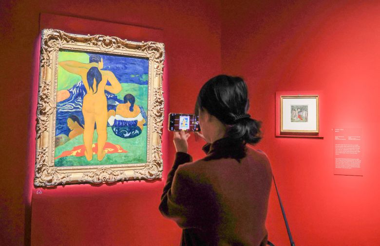 13일 오전 서울 용산구 국립중앙박물관에서 열린 '인상주의에서 초기 모더니즘까지, 빛을 수집한 사람들' 언론공개회에서 한 관계자가 작품을 감상하고 있다. /박성원 기자