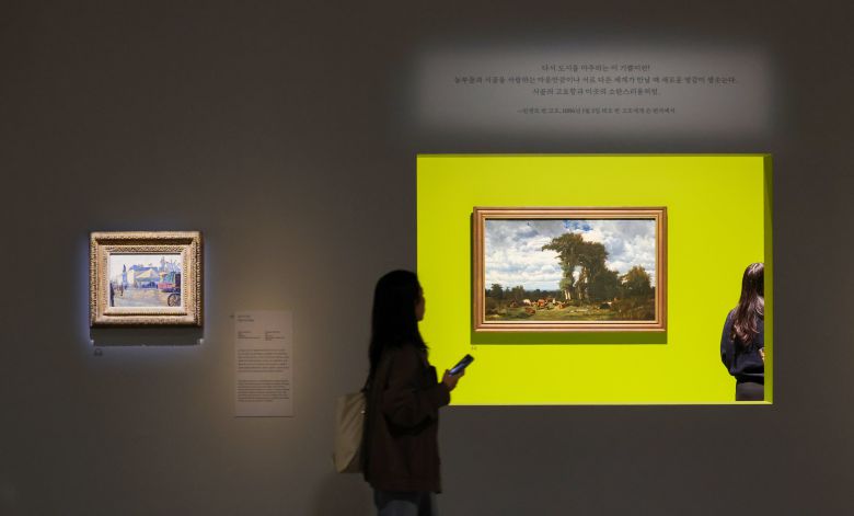 13일 오전 서울 용산구 국립중앙박물관에서 열린 '인상주의에서 초기 모더니즘까지, 빛을 수집한 사람들' 언론공개회에서 한 관계자가 작품을 감상하고 있다. /박성원 기자