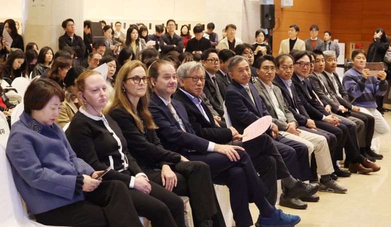 13일 오전 서울 용산구 국립중앙박물관에서 열린 '인상주의에서 초기 모더니즘까지, 빛을 수집한 사람들' 언론공개회에 맥스 홀라인 미국 메트로폴리탄박물관장, 유홍준 국립중앙박물관장, 홍준호 조선일보 발행인(앞줄 왼쪽 넷째부터) 등 참석자들이 앉아있다. /박성원 기자