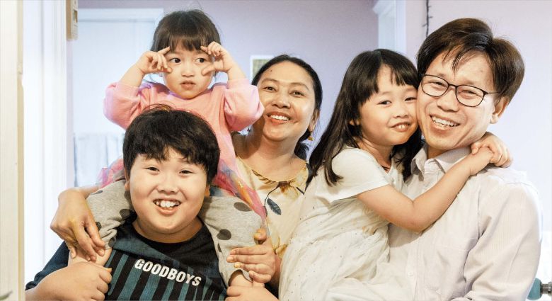 김지호 기자 경기도 이천에 사는 이웅연(오른쪽)씨와 캄보디아 출신 아내 케 스레이맘(한국명 민서연)씨가 12일 자택에서 세 자녀와 함께 있는 모습. 세 자녀는 왼쪽 위부터 반시계 방향으로 막내 딸 주하, 아들 주원, 둘째 주향.