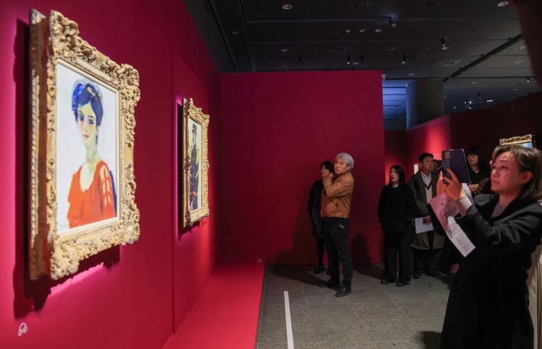 13일 오전 서울 용산구 국립중앙박물관에서 열린 '인상주의에서 초기 모더니즘까지, 빛을 수집한 사람들' 언론 공개회에서 관계자들이 작품을 감상하고 있다. /박성원 기자