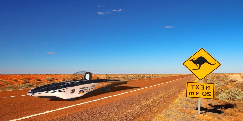 2025년 대회에 참가한 서울대 태양광차 스누 원이 사막 한가운데를 질주하고 있다. /스누 솔라