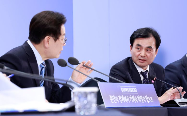 안규백 국방부 장관이 14일 경기 파주시 라이브러리스테이 지지향에서 열린 '경기 북부의 마음을 듣다' 타운홀 미팅 간담회에서 이재명 대통령의 질문에 답하고 있다. /뉴시스