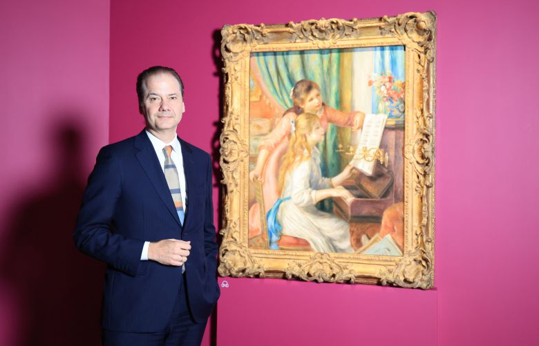 맥스 홀라인 미국 메트로폴리탄박물관장이 13일 서울 용산 국립중앙박물관 전시장에 걸린 르누아르의 '피아노를 치는 두 소녀' 앞에 서 있다. 81점 출품작 중에서 그가 '단 하나의 작품'으로 꼽은 명작이다. /박성원 기자