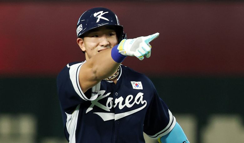 한국의 안현민이 15일 일본 도쿄돔에서 열린 일본과의 야구 대표팀 평가전에서 4회 선제 2점 홈런을 친 뒤 기뻐하고 있다. /연합뉴스