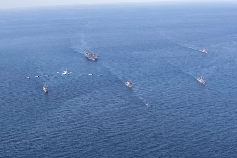 한미 해군은 11일부터 14일까지 동해 해상에서 미군 핵추진 항공모함이 참여한 가운데 연합 해상훈련을 실시했다. 한국 해군에선 7천600t급 이지스구축함인 율곡이이함과 서애류성룡함, 4천400t급 구축함인 왕건함과 강감찬함 등 함정 7척과 해상작전헬기(Lynx), 해상초계기 P-3와 P-8 등 항공기 3대가 참가했다. 미국 해군에선 항공모함 조지워싱턴함과 순양함 로버트스몰스함, 이지스구축함인 밀리우스함과 슈프함 등 함정 4척, 항공모함 함재기, 해상초계기(P-8) 등이 참가했다./국방부