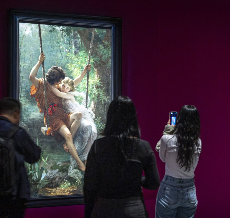 피에르 오귀스트 코 ‘봄’ 앞에서 관람객들이 사진을 찍고 있다. /이신영 영상미디어 기자