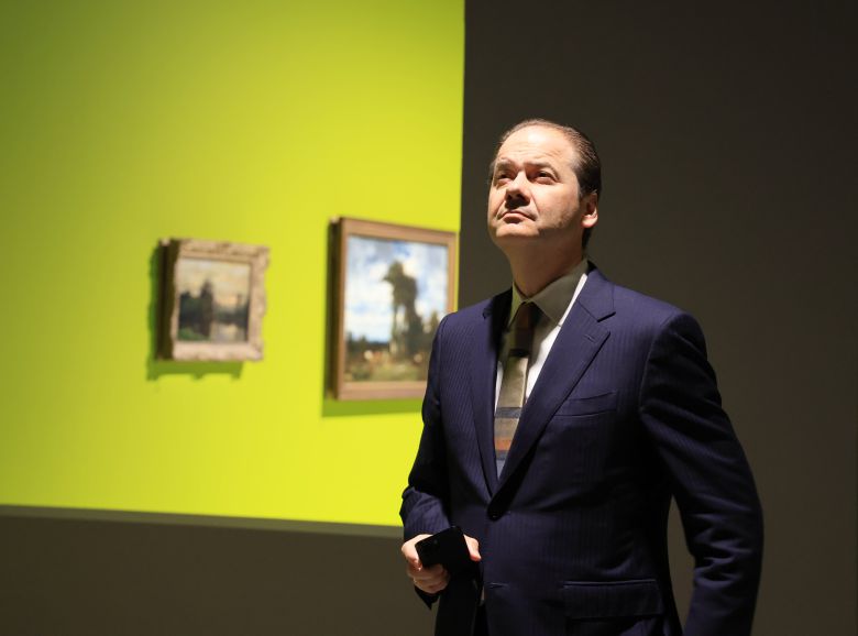 맥스 홀라인 미국 메트로폴리탄박물관장이 전시장에서 작품을 감상하는 모습. /박성원 기자