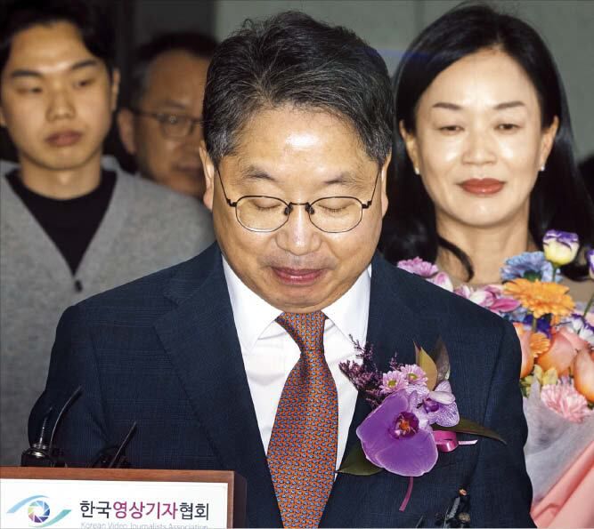 떠나는 노만석  노만석 검찰총장 직무대행이 14일 퇴임식을 마치고 서울 서초구 대검찰청을 나서고 있다./김지호 기자