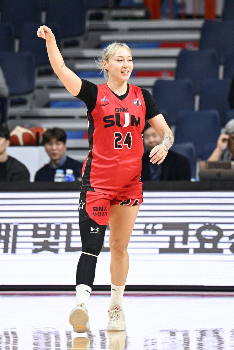 BNK의 주득점원인 김소니아는 새 시즌을 맞아 금빛으로 머리카락을 염색하고 나왔다. /WKBL