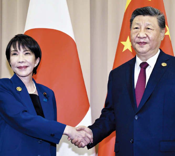 시진핑·다카이치, 경주선 악수  지난달 31일 경주에서 만난 다카이치 사나에(왼쪽) 일본 총리와 시진핑 중국 국가주석이 악수하고 있다./교도 연합뉴스