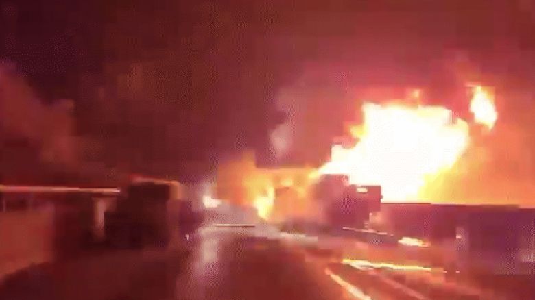 17일 오전 3시 10분쯤 경북 영천시 신녕면 상주영천고속도로에서 26t 탱크로리 차량이 앞서가던 화물차를 추돌하면서 화재가 발생했다./경북소방본부