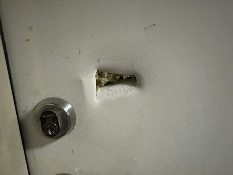 피의자들이 파손한 선실 출입문. /부산해양경찰서