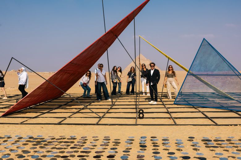 유네스코 세계문화유산인 이집트 카이로 기자 피라미드 앞에 한국 작가 박종규의 신작 ‘영원의 코드’가 설치됐다. 빨강·노랑·파랑 3원색의 기하학 구조물이 피라미드와 겹쳐지면서 한국·이집트 고대 역사를 사막 위에서 디지털 언어로 재해석한 작품이다. /Studio J.Park·이앤아트