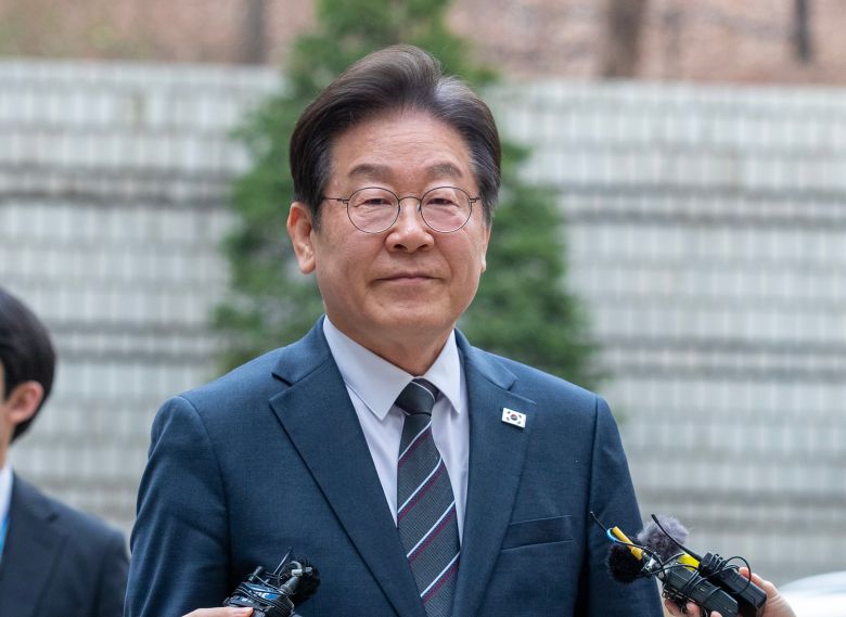 이재명 대통령이 더불어민주당 대표이던 지난 3월 25일 서울 서초구 서울중앙지법에서 열린 '대장동·위례·백현동·성남FC 사건' 1심 공판에 출석하고 있다./조인원 기자