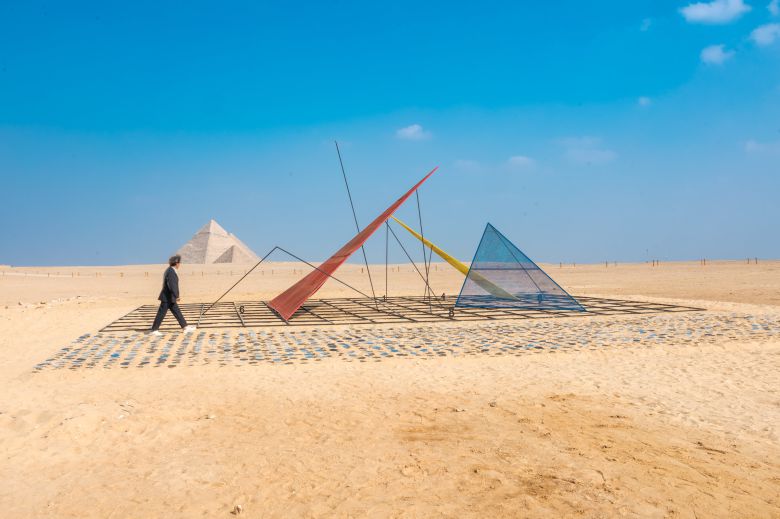 유네스코 세계문화유산인 이집트 카이로 기자 피라미드 앞에 한국 작가 박종규의 신작 ‘영원의 코드’가 설치됐다. 빨강·노랑·파랑 3원색의 기하학 구조물이 피라미드와 겹쳐지면서 한국·이집트 고대 역사를 사막 위에서 디지털 언어로 재해석한 작품이다. /Studio J.Park·이앤아트